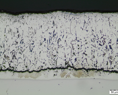 Couche de galvanisation de 300µm d’épais (revêtement de zinc au trempé) avec une microstructure fragile (seules phases ζ et δ présentes) entraînant la fissuration puis l’écaillage de la couche. 