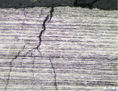Fissures typiques de la corrosion sous contrainte d’un acier inoxydable austénitique en milieu chloruré